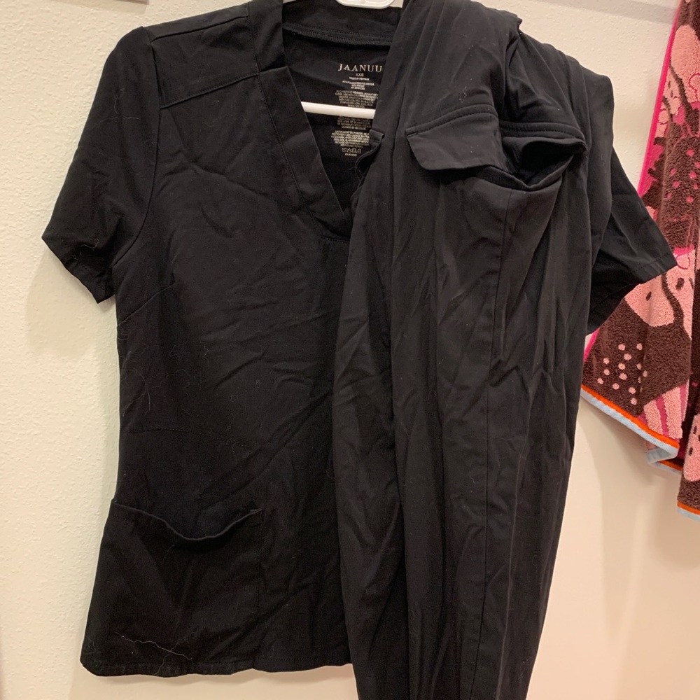 Black Jaannuu Scrub set. Top: XXS, Joggers: XXS Petite